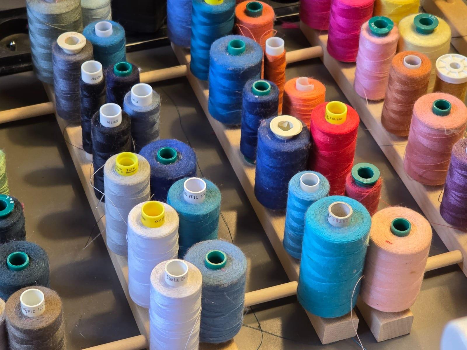 Bobines de fils colorées