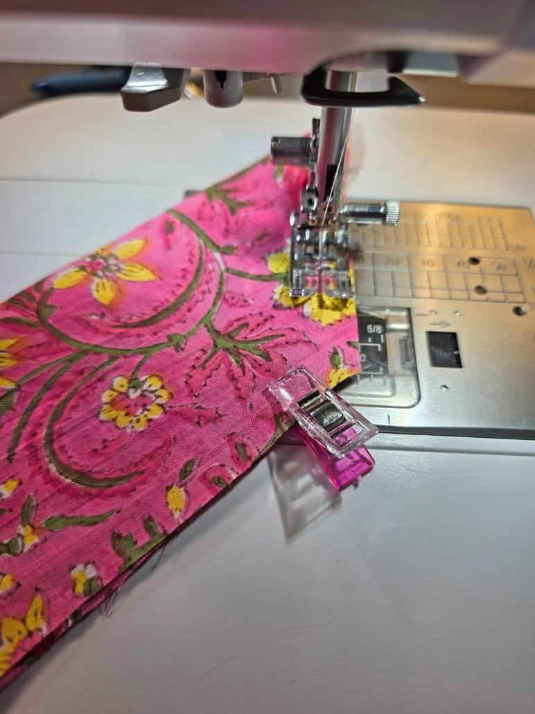 Tissu fleuri sous la machine à coudre
