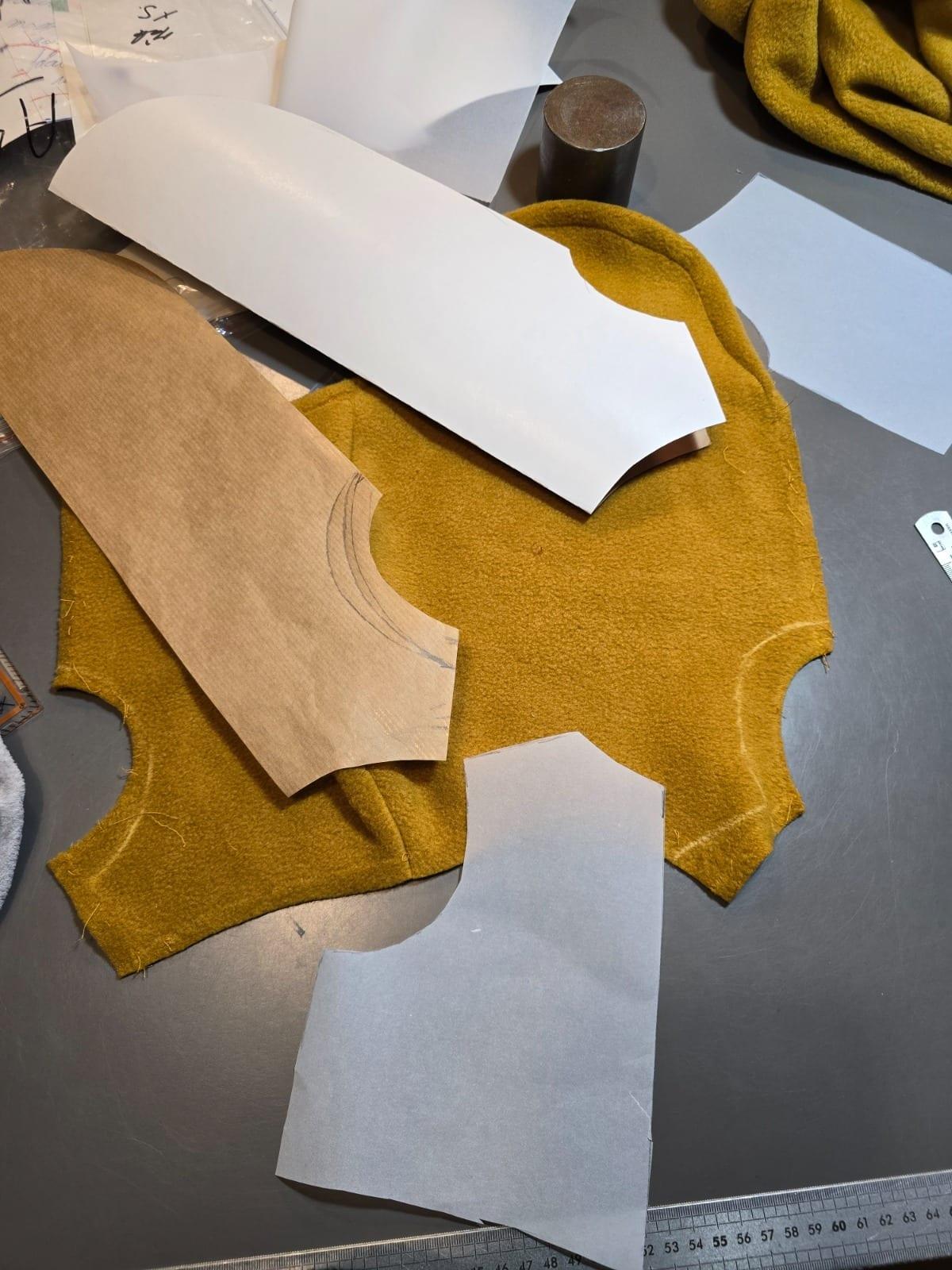 Découpe du patron sur tissu jaune