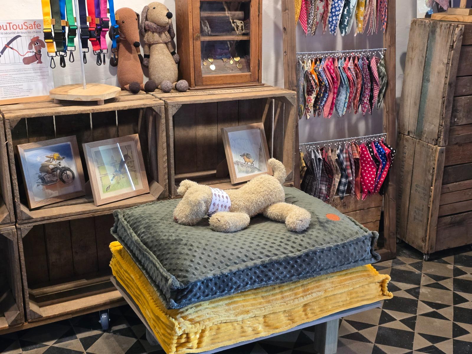 Coussin et peluche en boutique