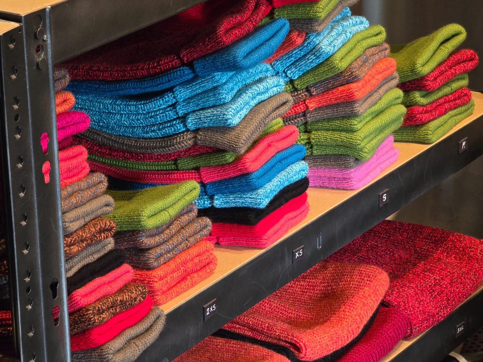 Pile de lainages colorés