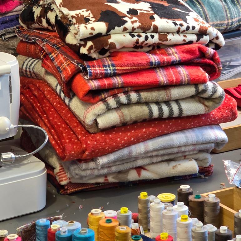 Pile de tissus et bobines de fils