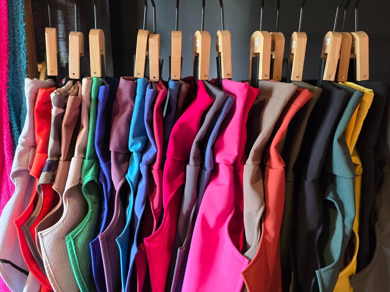Vêtements colorés sur cintres